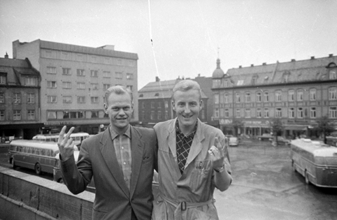 Knut Eriksen og Finn Thorsen på Rutebiltaket på Østre Torg